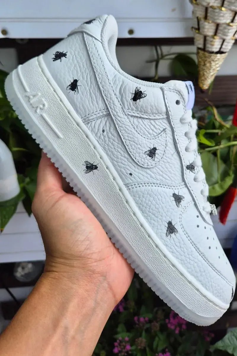 Image from Houseflies Land on the Nike Air Force 1 Low