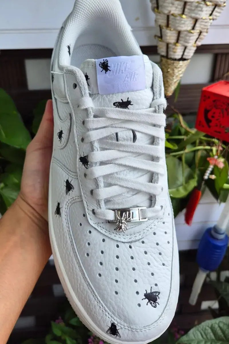 Image from Houseflies Land on the Nike Air Force 1 Low